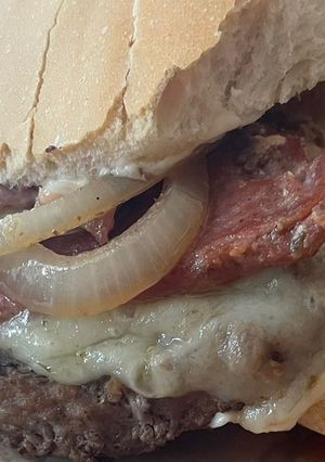 Una foto de Hamburger Homemeda rellenos de queso suizo