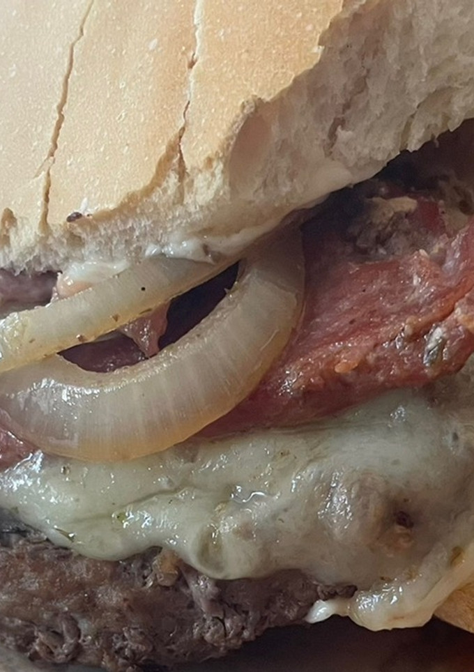 Una foto de Hamburger Homemeda rellenos de queso suizo