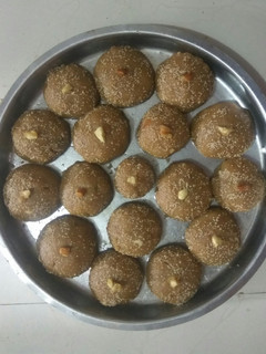 ચૂરમા ના લાડુ(churma na ladu in Gujarti) રેસીપી મુખ્ય ફોટો