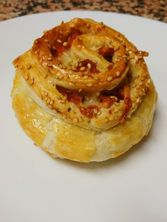Una foto de Rollitos de hojaldre rellenos de chopped y queso