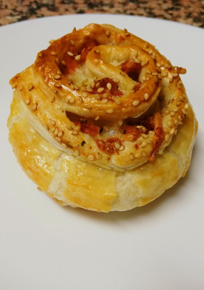 Una foto de Rollitos de hojaldre rellenos de chopped y queso