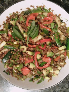 Una foto de Ensalada de lentejas y aguacate