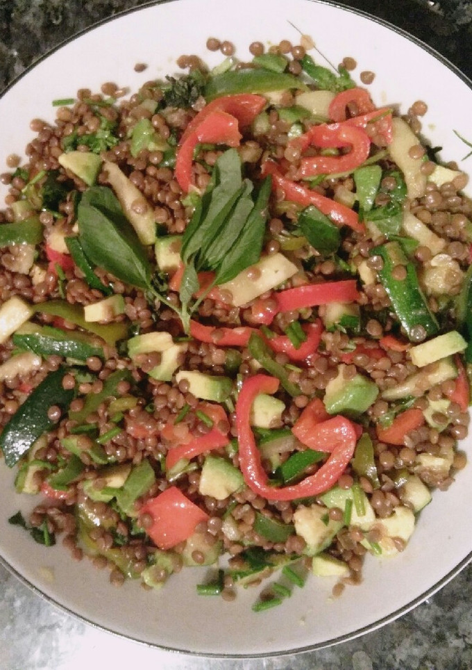 Una foto de Ensalada de lentejas y aguacate