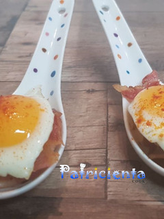 Una foto de Cucharitas de bacon con huevos de codorniz
