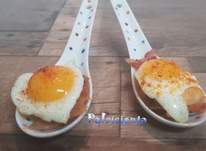 Foto principal de Cucharitas de bacon con huevos de codorniz