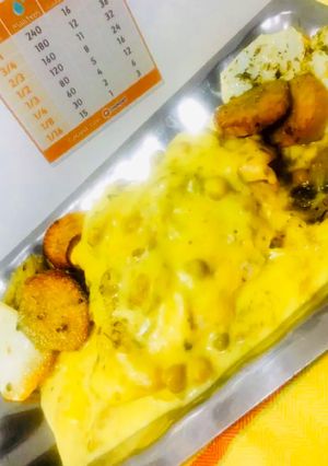 Una foto de POLLO CON 🍛SALSA 🫕MUY CREMOSA DE 🧀QUESO 🧀 Y 🌽CHOCLOS 🌽
