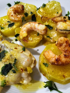 Una foto de Rape con langostinos y patatas al azafrán en airfryer