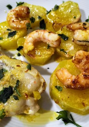 Una foto de Rape con langostinos y patatas al azafrán en airfryer