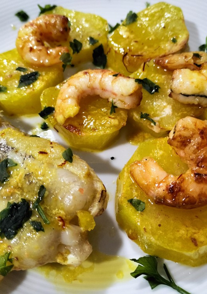 Una foto de Rape con langostinos y patatas al azafrán en airfryer
