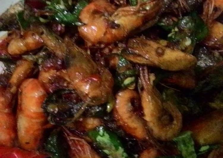 Langkah Mudah untuk Menyiapkan Udang garing pedes gurih Anti Gagal