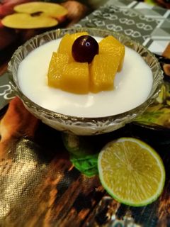 صورة لوصفة مهلبية الحليب مع كومبوت الخوخ 😋💓