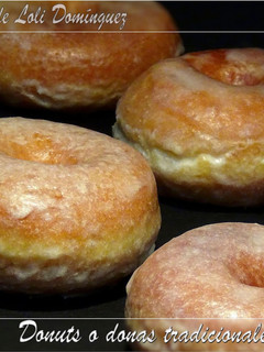 Una foto de Donuts o donas tradicionales caseros