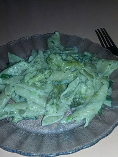 Una foto de Fideos con crema y brócoli