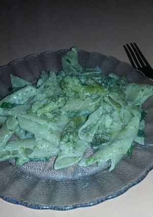 Una foto de Fideos con crema y brócoli