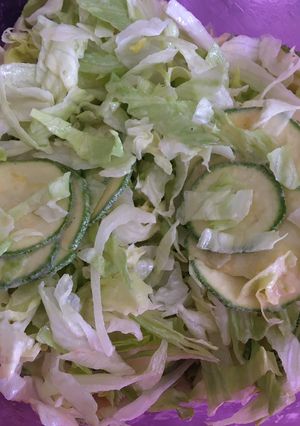 Una foto de Ensalada de calabacita y tahini