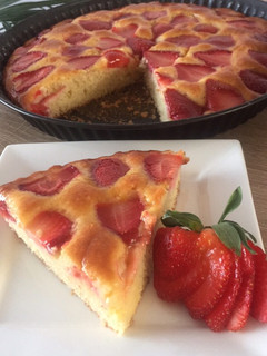 Una foto de Bizcocho con fresas y manzana