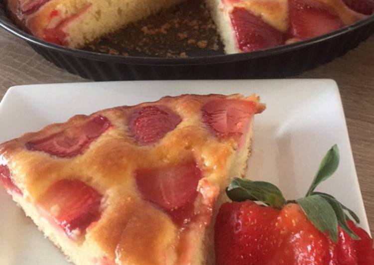Bizcocho con fresas y manzana