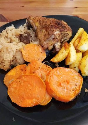 Sült csirkecomb savanyúkáposztás, édesburgonya ágyon #mitfözzekmamagunknak recept fotója