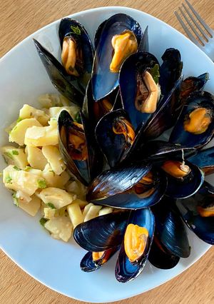 Une photo de Moules corses accompagnées d’une salade de pommes de terre à l’alsacienne