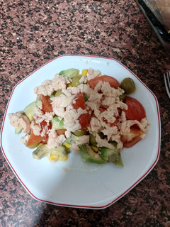 Una foto de Ensalada de salmón en lata y maíz