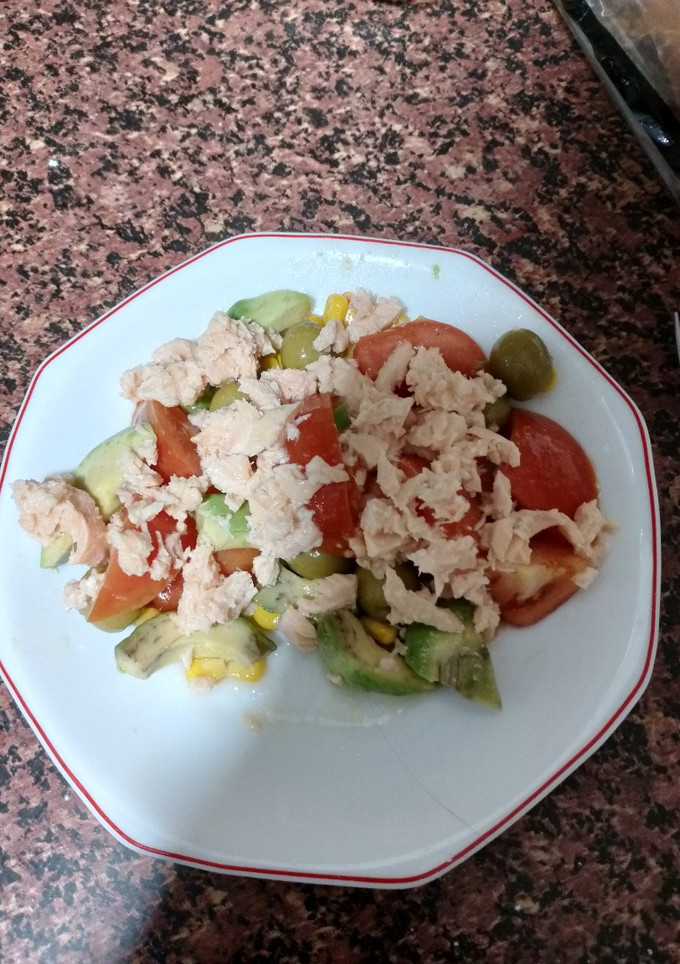 Una foto de Ensalada de salmón en lata y maíz