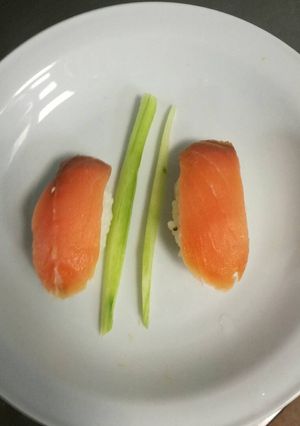 Una foto de Nigiri de salmón