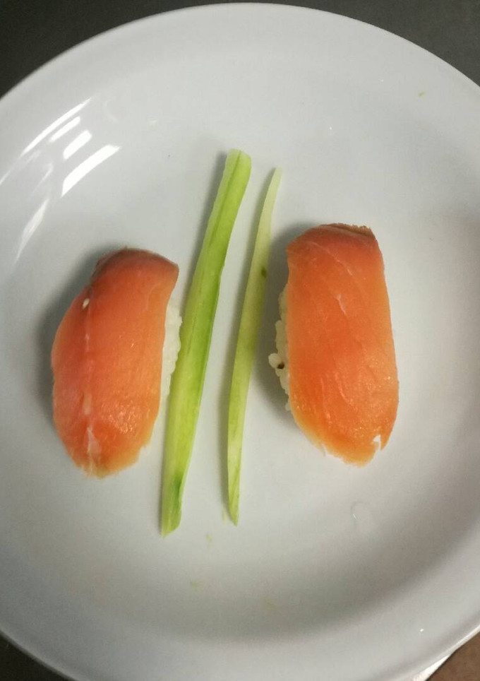 Una foto de Nigiri de salmón