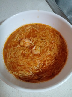 Una foto de Sopita de fideos con gambas