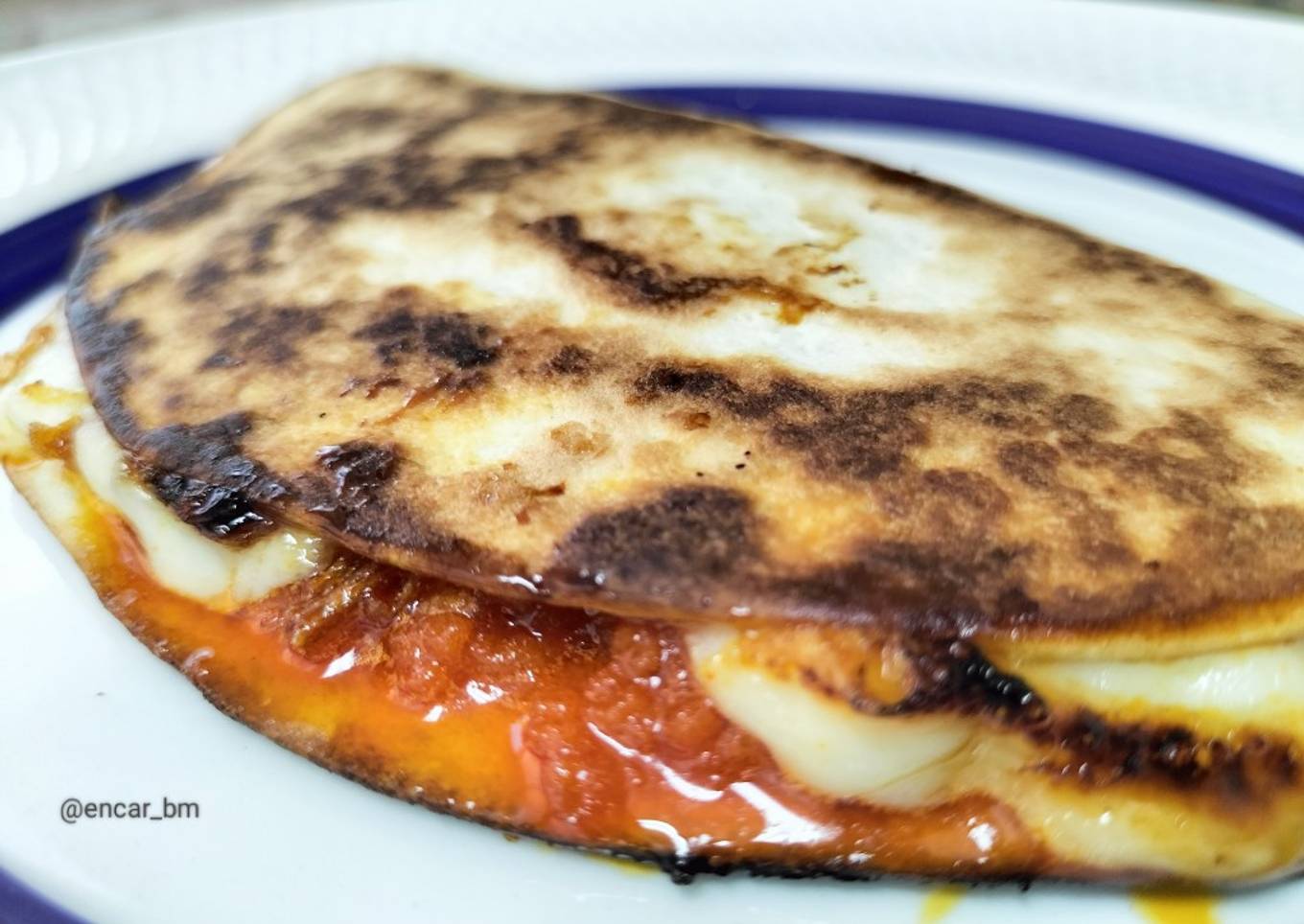 Quesadilla de sobrasada, queso, cebolla y miel