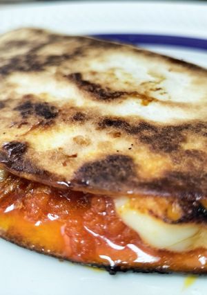 Una foto de Quesadilla de sobrasada, queso, cebolla y miel