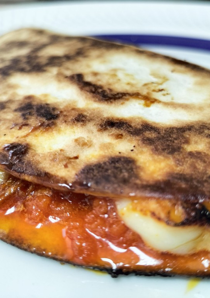 Una foto de Quesadilla de sobrasada, queso, cebolla y miel