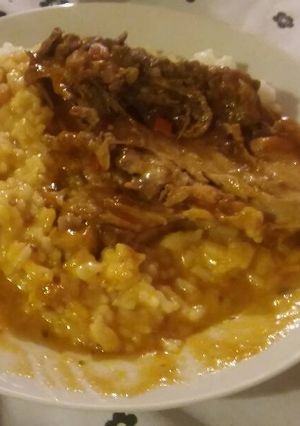 Una foto de Arroz con salsa y pollo
