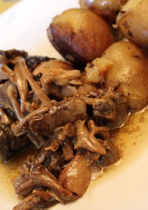 Une photo de Pintadon Rôti en cocotte, sauce aux chanterelles