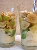 Desayuno saludable vaso o parfait de yogur, banana, kiwi y anana