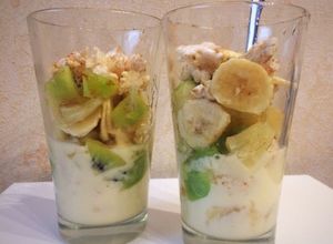 Una foto de Desayuno saludable vaso o parfait de yogur, banana, kiwi y anana
