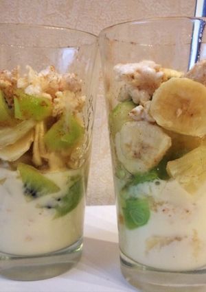 Una foto de Desayuno saludable vaso o parfait de yogur, banana, kiwi y anana