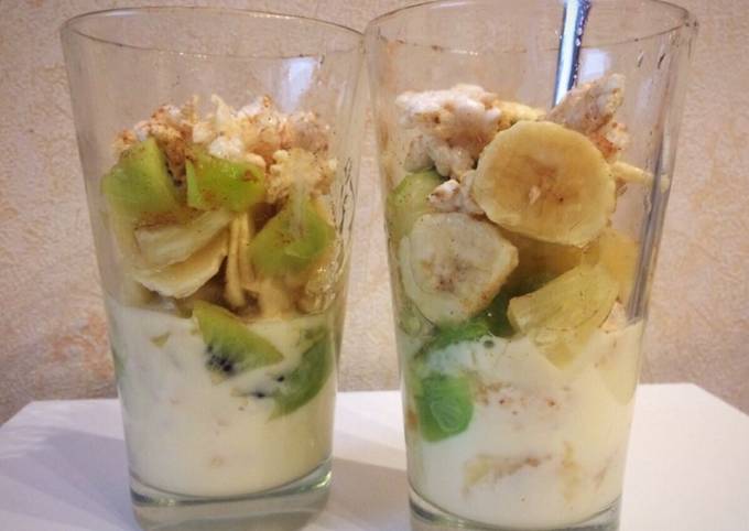 Desayuno saludable vaso o parfait de yogur, banana, kiwi y anana Receta de  geri : @ en Instagram- Cookpad