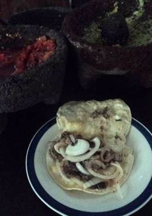 Una foto de Quesadilla de bistec encebollado dulce con jugo de jalapeños Doña Tere