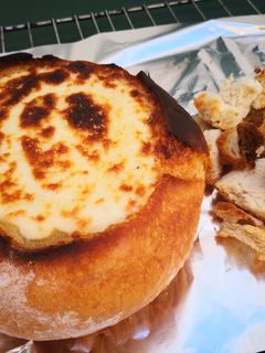 Una foto de Cuenco de pan relleno de quesos