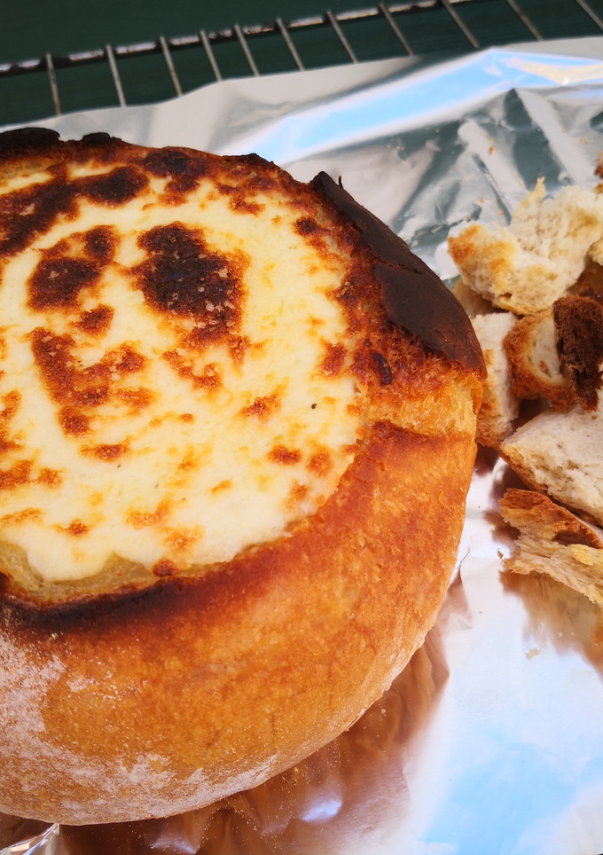 Una foto de Cuenco de pan relleno de quesos