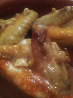 Una foto de Alitas de pollo al ajillo