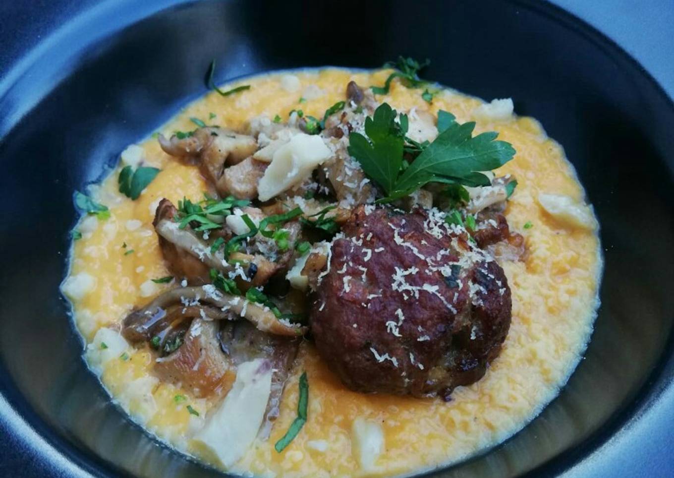 Albóndigas de ternera con setas salvajes sobre puré de calabaza