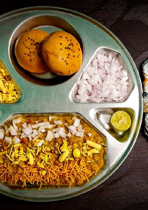 A picture of Misal pav.