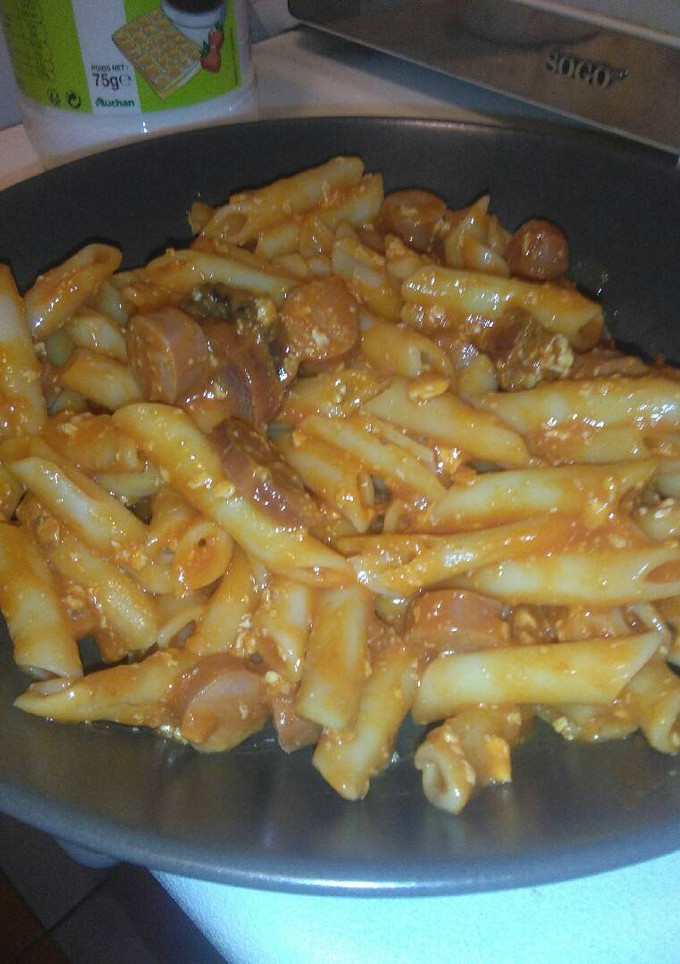 Una foto de Macarrones con chorizo y salchicha