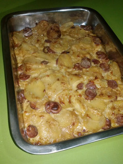 Una foto de Gratén de patatas y salchichas