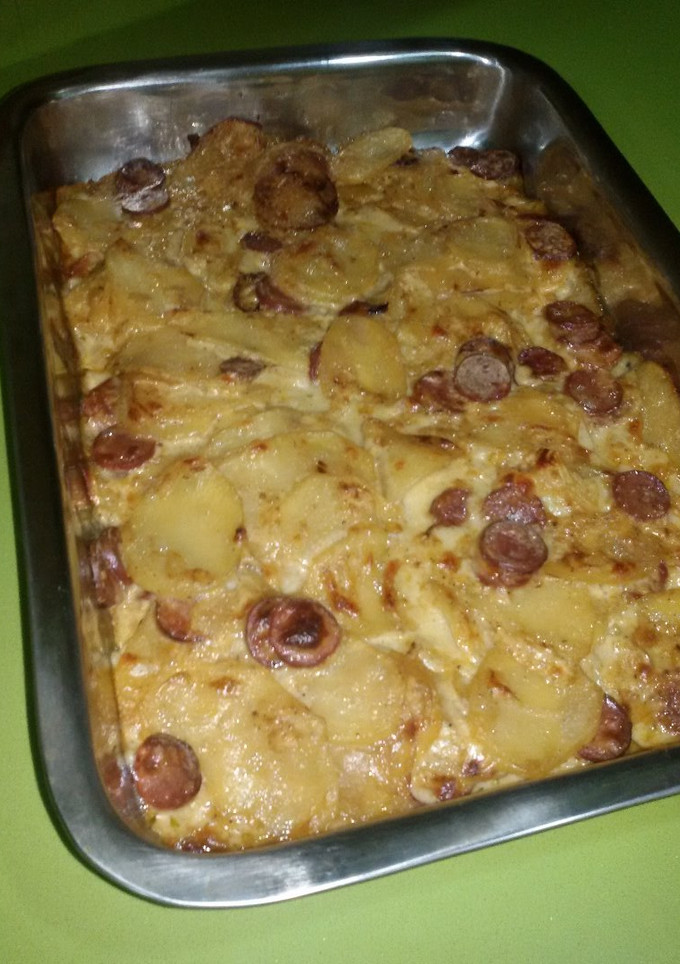 Una foto de Gratén de patatas y salchichas