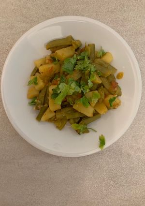 A picture of Aloo Gauvar or cluster beans Dry sabzi.