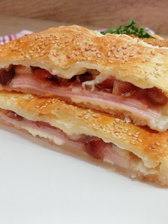 Una foto de Empanada de hojaldre con queso rulo y dátiles