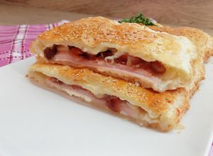 Una foto de Empanada de hojaldre con queso rulo y dátiles