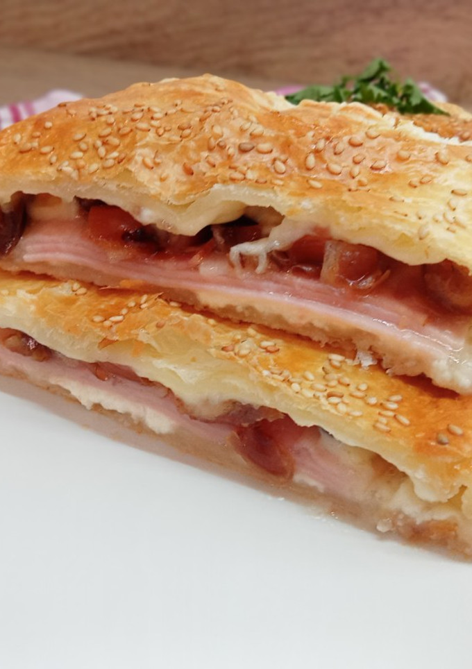 Una foto de Empanada de hojaldre con queso rulo y dátiles